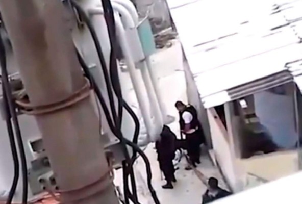 Captan a policías alterando la escena de un crimen para ocultar asesinato