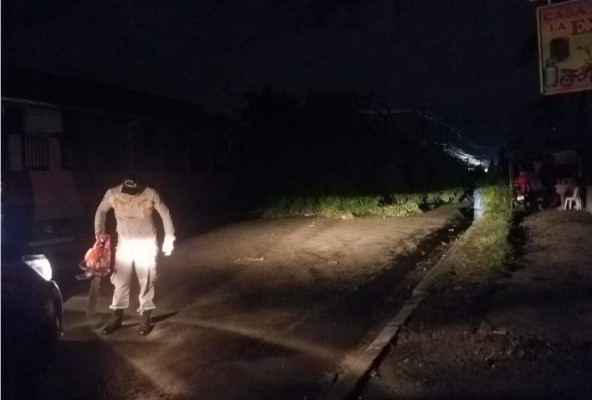 Fuerte tormenta deja sin electricidad varias zonas de San Pedro Sula
