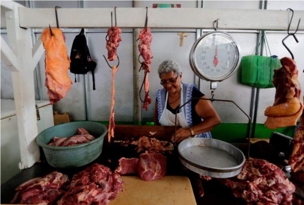 Venezolanos comen carne podrida para sobrevivir