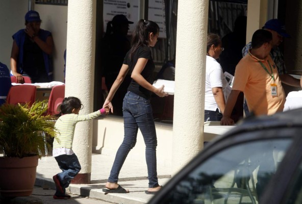 Llenos de promesas arriban hondureños deportados de Estados Unidos