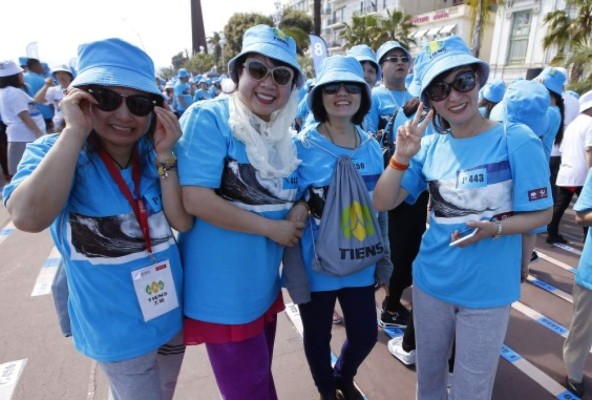 Millonario chino regala vacaciones a Francia a 6,400 empleados