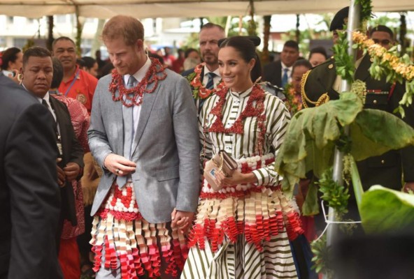 El príncipe Harry y Meghan se visten con falda tradicional de Tonga