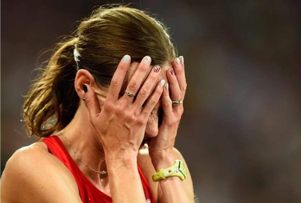 Atleta pierde medalla por festejar antes de la meta