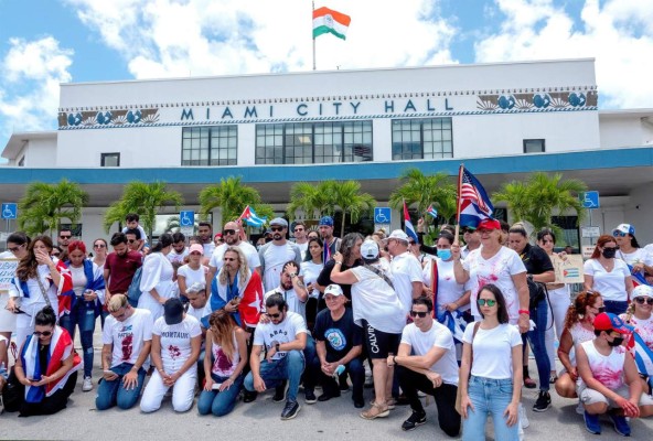 Hartos de esperar acción, los cubanos de Miami arremeten contra políticos  