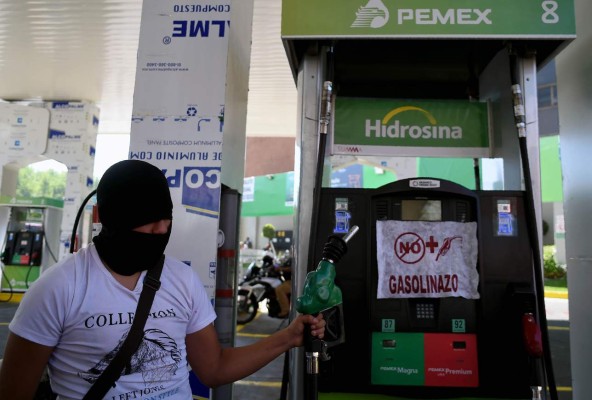 Gasolineras amenazan con cerrar por protestas en México