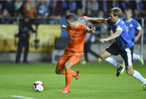Van Persie evita la derrota de Holanda con un penal en el descuento