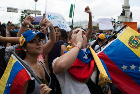 Ordenan arresto del líder de la oposición, Maduro denuncia intento de golpe