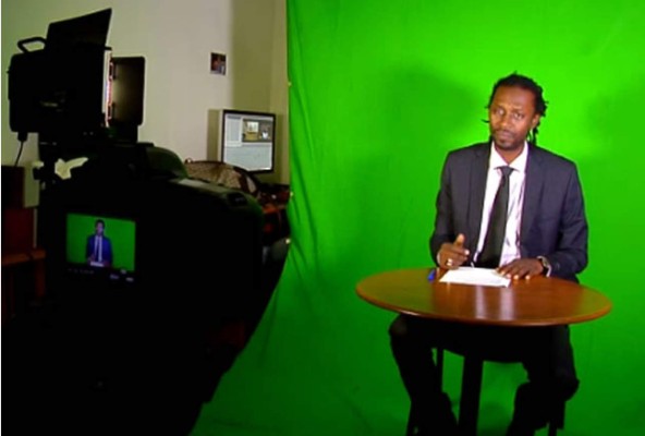 Video: Presentadores de noticias informan al ritmo del rap