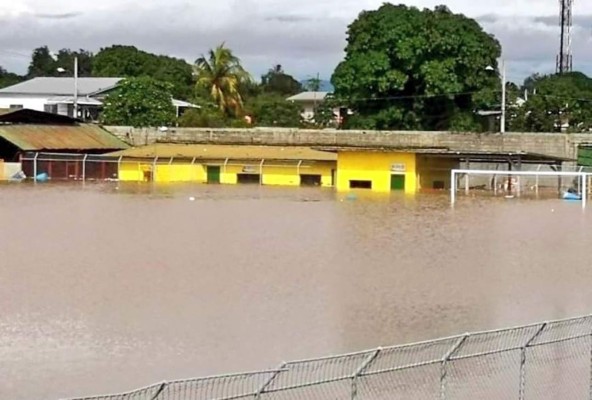 Estadio Humberto Micheletti de El Progreso quedó totalmente inundado