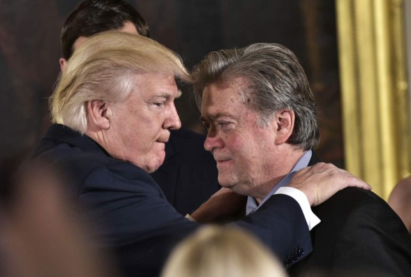 Trump indulta a Bannon pero excluye a su familia y su abogado Giuliani