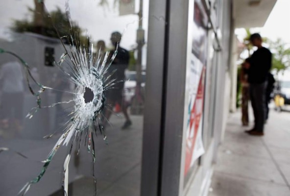 Atacante que mató a seis en California era hijo de un director de Hollywood