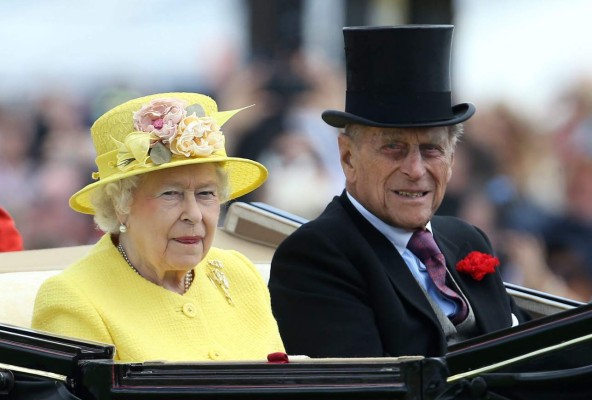 Queen Elizabeth II and Prince Philip, Duke of Edinburgh arrive ahead of day four of the 2015 Royal Ascot Meeting at Ascot Racecourse, Berkshire.Cuarto dia de las carreras de caballos de Royal Ascot11/cordon press