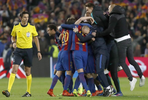 GRA938. BARCELONA. 08/03/2017.- Los jugadores del FC Barcelona, junto al árbitro alemán Deniz Aytekin, celebran el pase a los cuartos de final de la Liga de Campeones tras vebcer por 6-1 al París Saint-Germain en el encuentro de vuelta de octavos de final que se jugó esta noche en el Camp Nou, en Barcelona. EFE/Andreu Dalmau.