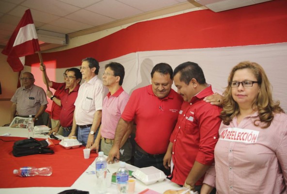 'Recogemos firmas para decirle sí a la Constitución y no a la reelección”