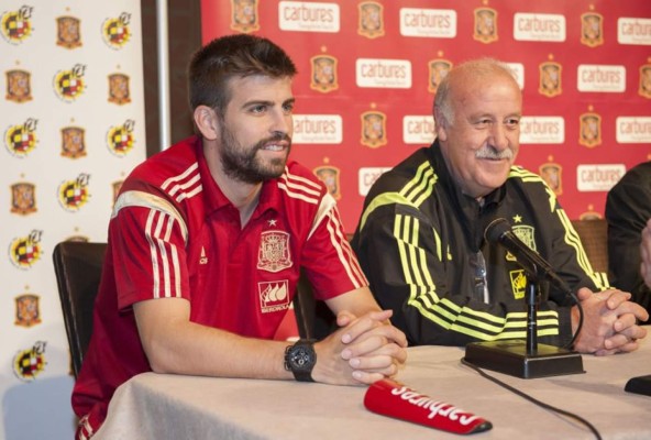 Piqué confiesa a Del Bosque que Fábregas se va del Barcelona