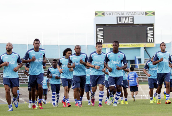 Suárez paró el mismo once en el estadio Nacional de Kingston
