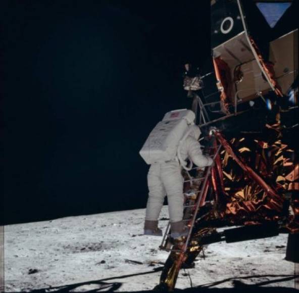 Momento en el que el astronauta de la misión Apolo 11 Buzz Aldrin desciende de escalera del Eagle para reunirse en la superficie de la Luna con su compañero Neil Armstrong.