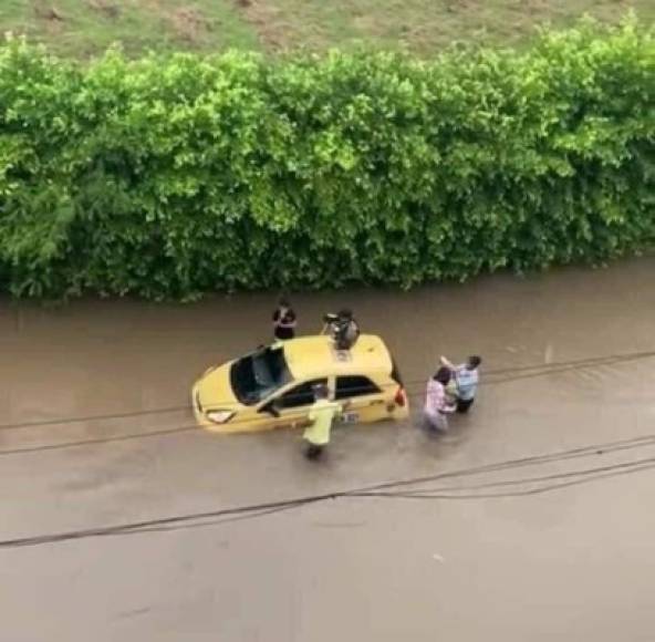 Más de 150 mil personas quedaron damnificadas tras el paso de la poderosa tormenta, informaron este domingo medios locales.