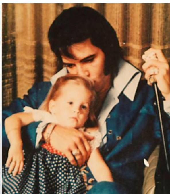 El rey del Rock and Roll Elvis Presley debutó como papá a los 33 años de edad con el nacimiento de su única hija Lisa Marie Presley.