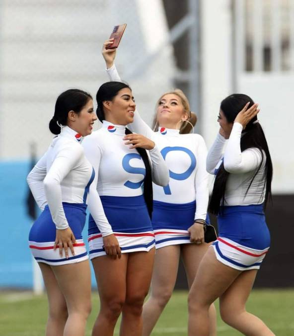 Las chicas edecanes que animaron la previa del partido en el estadio Nacional Chelato Uclés.
