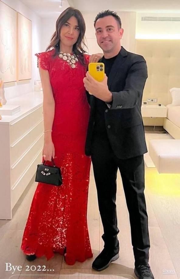 Xavi Hernández, entrenador del Barcelona, junto a su esposa Núria Cunillera.