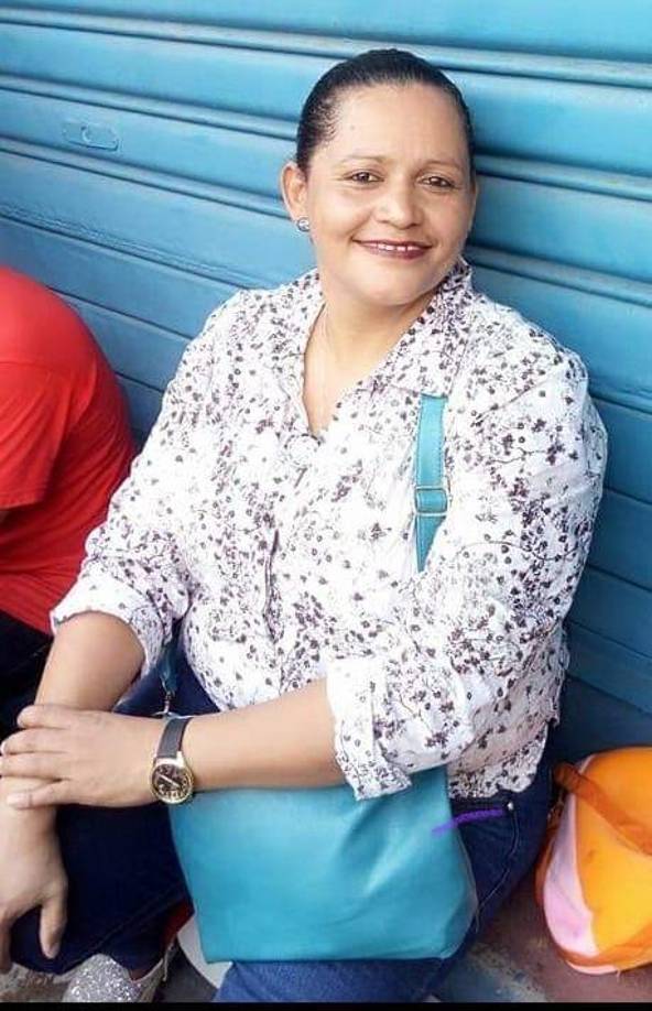 Ella le dijo a sus nietos que esperaran a un lado, que iba a intentar agarrar una mochila, pero fue empujada y cayó al suelo. Una carroza le pasó por encima, supuestamente sin darse cuenta.