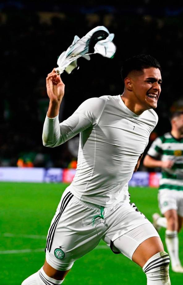 El delantero hondureño salió corriendo eufórico para celebrar su golazo y se quitó la camiseta.