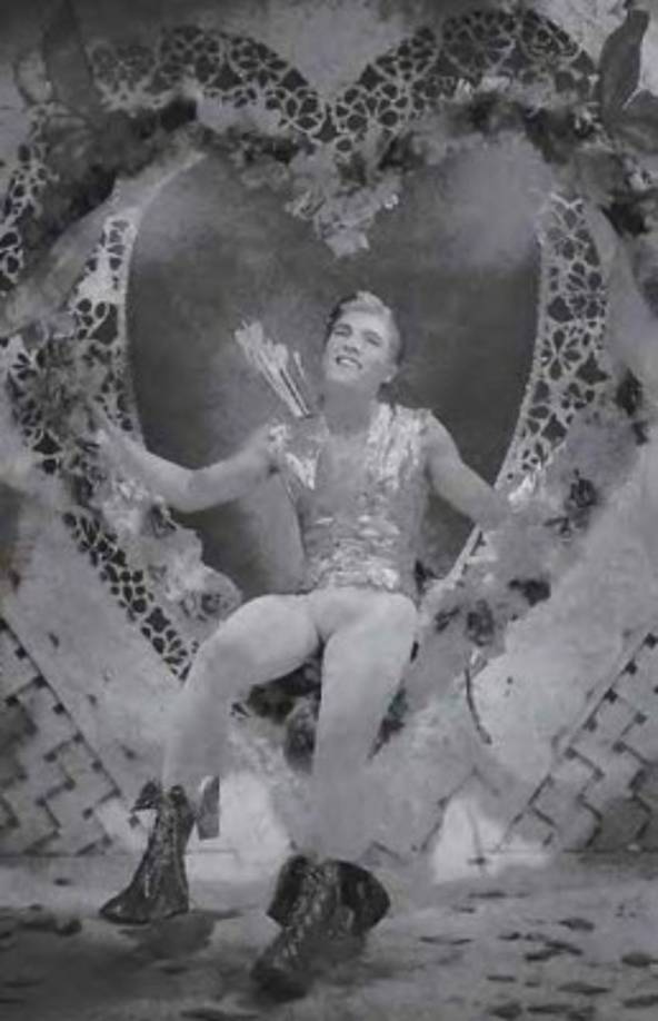 Las piezas incautadas y detalladas en el informe policial dan cuenta de fotos de mutilaciones corporales. Radar Online cita a un investigador no identificado según el cual la estrella de la música pop poseía 'imágenes chocantes de torturas a niños', que no fueron reproducidas por el sitio.<br/>'Los documentos recolectados (por la policía) trazan una imagen temible y sombría de Jackson', agrega esta fuente.