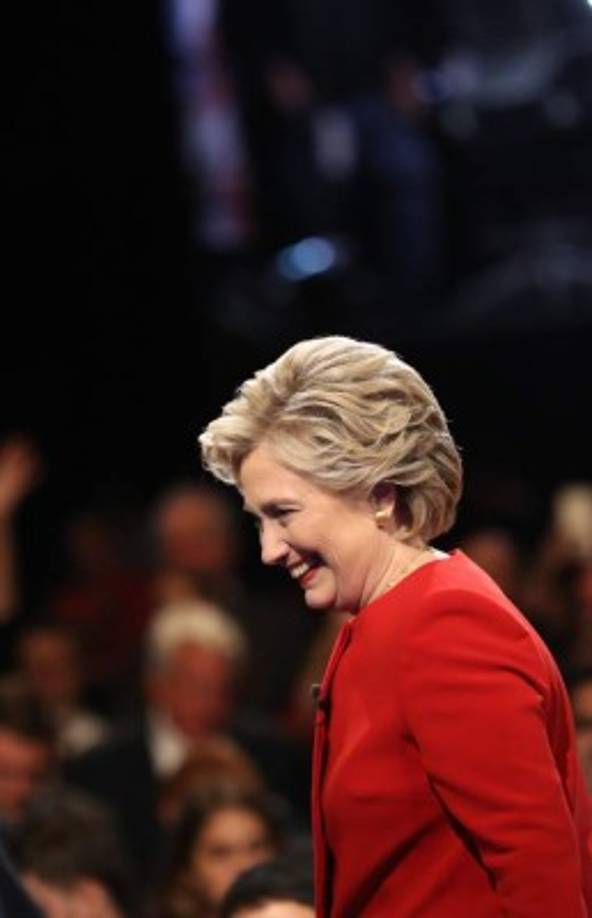 Hillary Clinton, la candidata demócrata, apareció en un esperado traje de sacón de bolsillos y pantalón bien cortado de un solo tono, en rojo encendido.