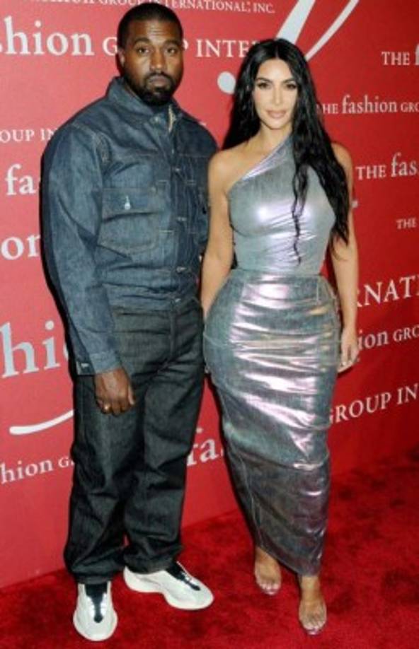 Se señala que los beneficios económicos de la 'conversión' de West podrían ser cuantiosos si le dan luz verde a la marca de ropa que registró el pasado 19 de julio, Sunday Service, recogiendo una colección en la que las sotanas y la ropa ancha predominan, con vestidos, tops, bufandas, zapatos y hasta calcetines preparados para una legión de fieles seguidores.<br/>