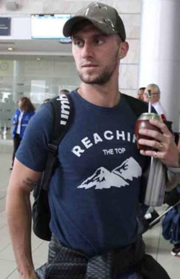 El defensa argentino Esteban Espíndola, arribó a Honduras con ganas de poner su nombre en la historia del equipo Olimpia, donde lo esperan con los brazos abiertos. 'En principio sería por un año, ya tenía ganas de estar acá, ahora hay que hacer la revisión (médica) y sumarme rápido a los compañeros', indicó.