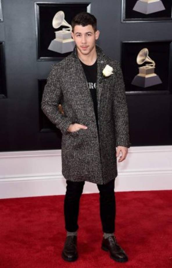 Nick Jonas fue otro famoso que optó por un look casual.