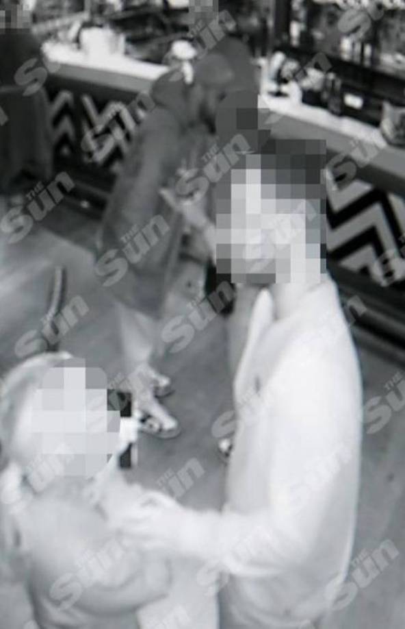 Una de las mujeres que estaban junto al futbolista empezó a reírse y gritar frente. Posteriormente el inglés repetía la acción cerca de otras personas que estaban en el bar.