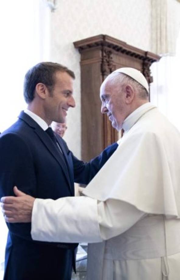 Macron exhibió su complicidad con el Papa compartiendo esta imagen en sus redes sociales.