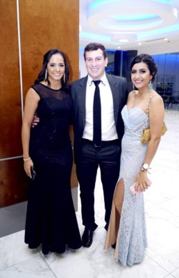 Ana Montalván, Juan Carbajal y Melissa Gonzales.