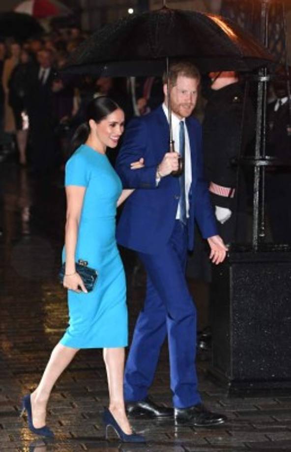 La duquesa de Sussex lució un vestido azul turquesa ceñido al cuerpo de la diseñadora Victoria Beckham.