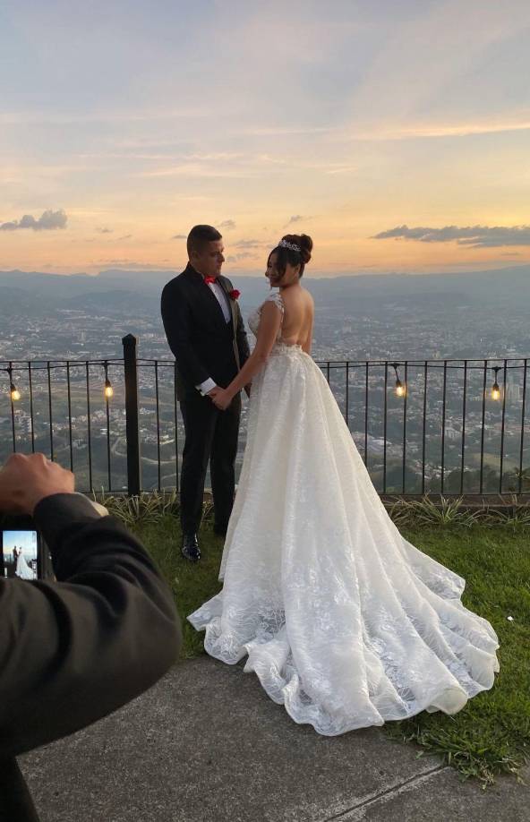 A través de sus historias, la joven presentadora ha compartido los momentos y preparación de su espectacular ceremonia de boda.