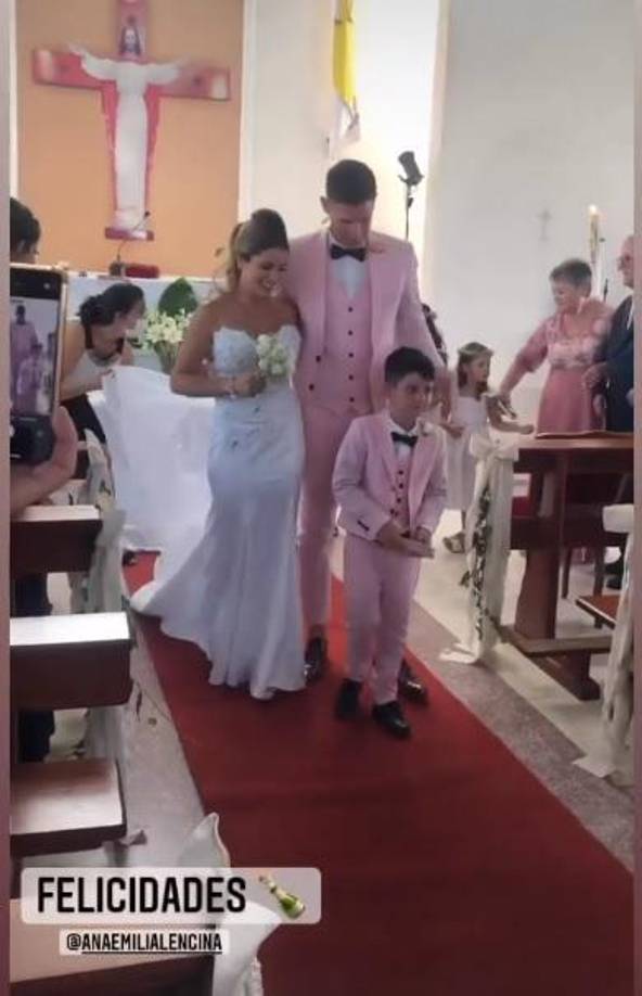 Ana Lencina y Jonathan Rougier son pareja desde el 2010 y son padres de un pequeño varón. El niño participó en la boda religiosa.