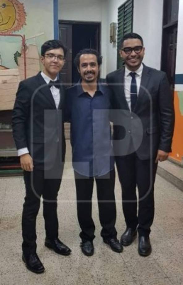 Por su parte, el músico y docente venezolano Oswaldo Rodríguez, expresó que Dennis tiene un gran potencial y lo define como una gran promesa de la música. <br/>En la imagen aparecen Dennis Manzanares, el maestro Oswaldo Rodríguez y el músico Kelsey David. <br/>