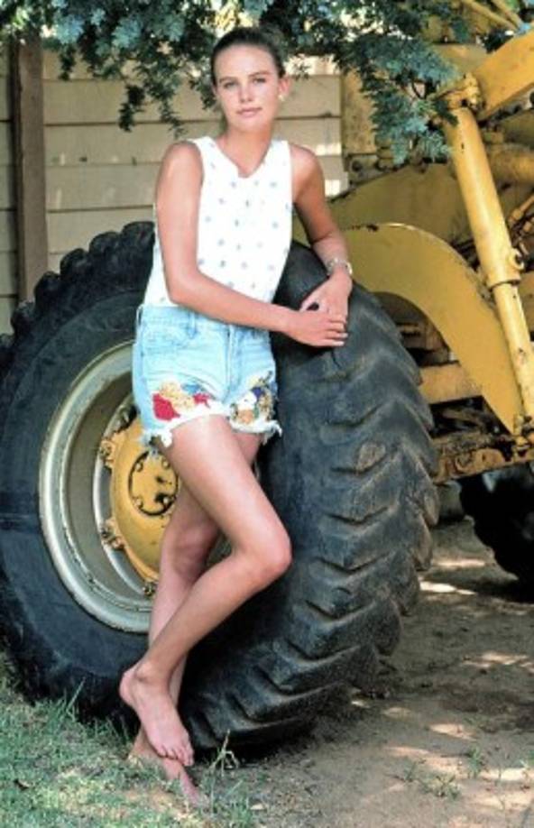 Charlize Theron posa en un tractor en su casa en Benoni, Sudáfrica el 20 de enero de 1992.
