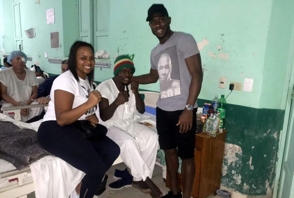 Maynor Figueroa y su esposa le dan su mano amiga al 'Muñeco' González