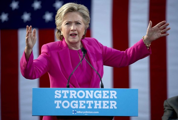 Clinton mueve sus piezas para atajar repunte de Trump