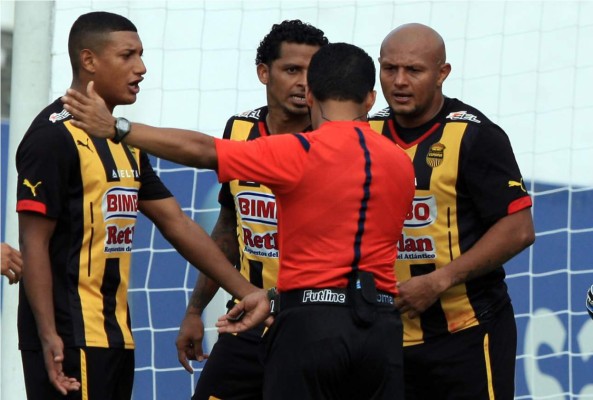 Sergio Mendoza sobre el árbitro: 'Este hijo de p... no sé que mira'