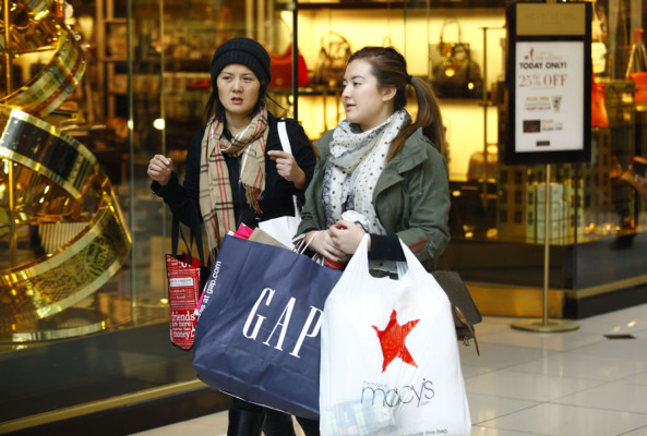 Filas de hasta 15 mil personas en tiendas por Black Friday