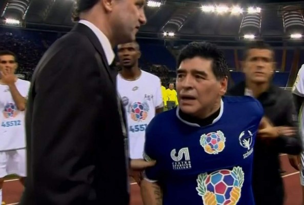 ¡Escándalo! Maradona se peleó en pleno partido por la Paz