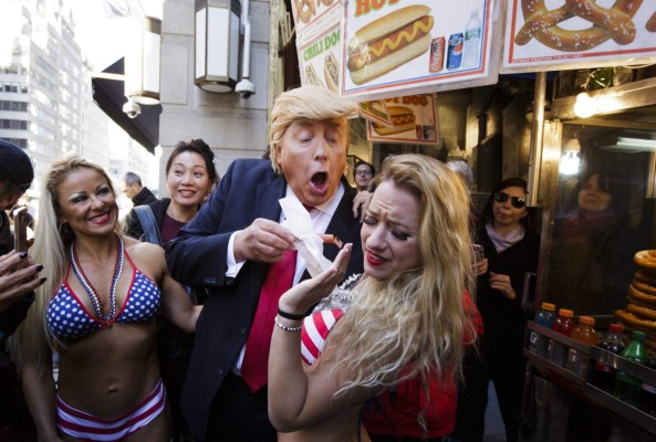 Las mil muecas de Trump garantía de éxito en Halloween