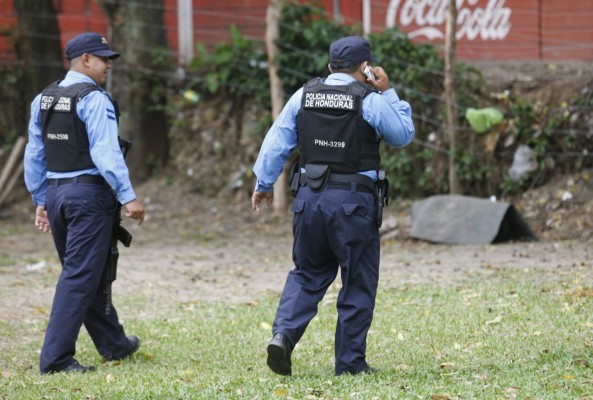 Ultiman a indigente dentro de un campo de golf