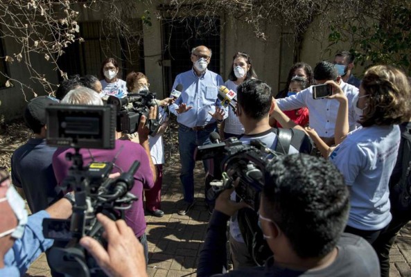 Policía nicaragüense reprime a periodista Fernando Chamorro durante una rueda de prensa en Managua
