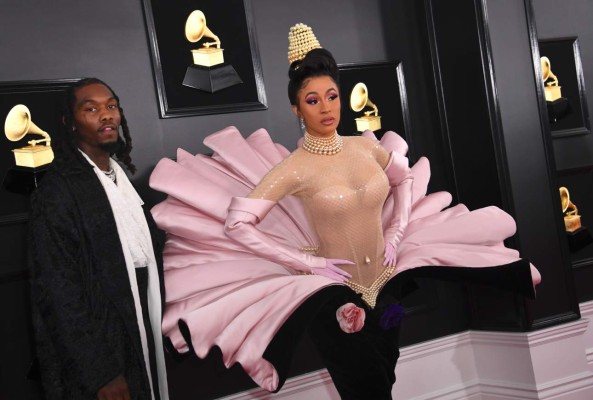 Cardi B deja claro, con lengua y todo, que sigue con Offset