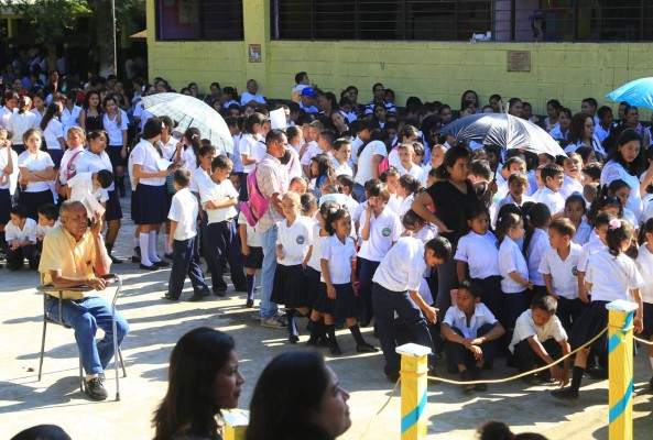 En San Pedro Sula exigen maestros en el primer día de clases